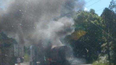 Photo of Carreta carregada de bobinas de aço pega fogo na SC-418