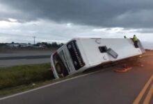 Photo of Ônibus com 52 passageiros tomba após sair da pista na BR-101 em SC
