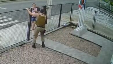 Photo of VÍDEO: Policial Militar pula cerca de quartel e salva recém-nascido engasgado em SC
