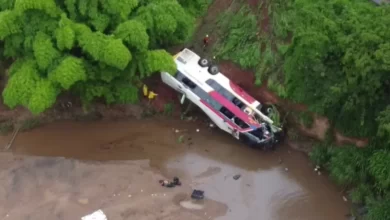 Photo of Ônibus bate em carro e caminhão, cai em ribanceira e deixa 5 mortos e dezenas de feridos na BR-153