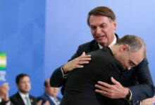 Photo of Bolsonaro comemora aprovação de André Mendonça para o STF