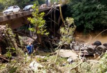 Photo of Bitrem despenca em ponte em Coronel Freitas e motorista morre