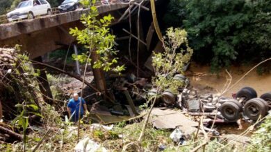Photo of Bitrem despenca em ponte em Coronel Freitas e motorista morre