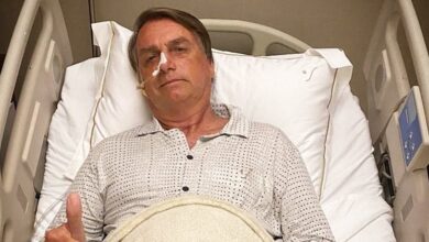 Photo of Bolsonaro está sem febre, sem dor e caminhou no hospital, diz boletim médico