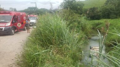 Photo of Carro capota, cai em ribeirão e mata mãe e filho de 3 anos em SC