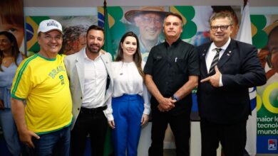 Photo of Bolsonaro assina fichas de filiações de deputados federais de Santa Catarina