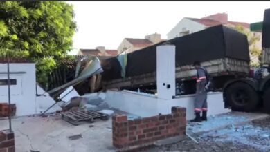 Photo of VÍDEO: Carreta perde freios e invade casa