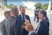 Photo of VÍDEO: Daniel Silveira e Eduardo Bolsonaro são barrados no STF