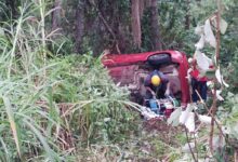 Photo of Duas pessoas ficam presas às ferragens após carro cair em ribanceira na SC-283
