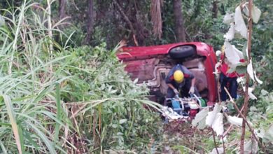 Photo of Duas pessoas ficam presas às ferragens após carro cair em ribanceira na SC-283