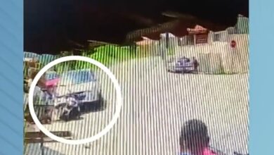 Photo of FÚRIA: Mulher flagra traição e joga carro contra namorado; Veja Vídeo