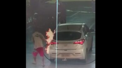 Photo of VÍDEO: Homem ateia fogo em carro em posto de combustíveis