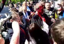 Photo of VÍDEO: manifestantes lançam líquido vermelho em embaixador russo na Polônia