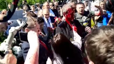 Photo of VÍDEO: manifestantes lançam líquido vermelho em embaixador russo na Polônia