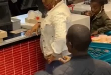 Photo of Homem pede namorada em casamento na fila do McDonald’s e é rejeitado