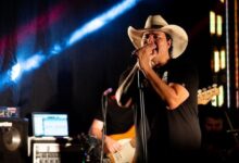 Photo of Cantor sertanejo Aleksandro, que fazia dupla com Conrado, morre em acidente de ônibus