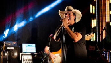 Photo of Cantor sertanejo Aleksandro, que fazia dupla com Conrado, morre em acidente de ônibus