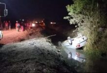 Photo of Canoinhas: Homem capota veículo em rio e foge deixando criança e mulher presos