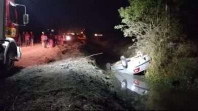 Photo of Canoinhas: Homem capota veículo em rio e foge deixando criança e mulher presos