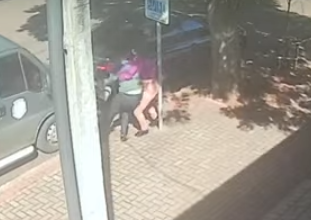 Photo of Médica é detida ao esfaquear colega de trabalho; alvo era ex-marido