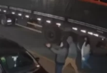 Photo of Em desespero, pai implora para retirar filho do carro durante assalto; Veja Vídeo