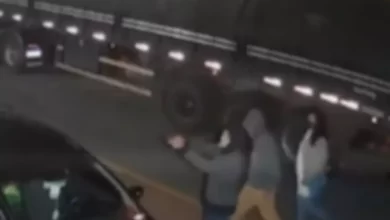 Photo of Em desespero, pai implora para retirar filho do carro durante assalto; Veja Vídeo