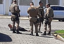 Photo of Homem armado com faca invade creche em Camboriú