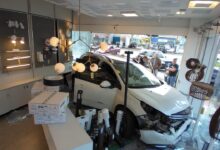 Photo of Motorista perde controle do carro e invade loja em cidade catarinense