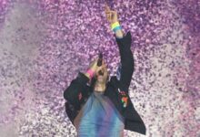 Photo of Coldplay faz show iluminado com pulseirinhas, hits e letra em português