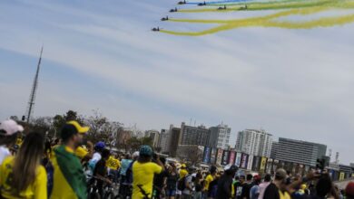 Photo of Desfile em comemoração ao Bicentenário reúne multidão na Esplanada