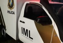 Photo of Mãe suplica para filho não ser arrastado de dentro de casa e executado