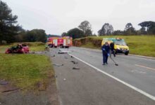 Photo of Homem morre ao ser ejetado para fora de veículo em colisão contra caminhão