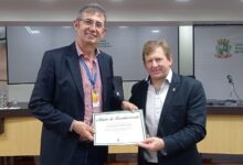 Photo of Vereador Krombauer entrega Moção Reconhecimento à Fundação Logosófica de Chapecó
