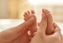Photo of Bebê morre esmagado pela mãe, que adormeceu ao amamentá-lo