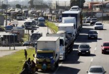 Photo of Caminhoneiros e taxistas recebem auxílio nesta terça
