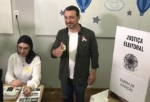 Photo of Carlos Moisés, candidato a reeleição vota em Tubarão