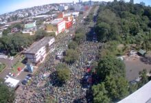 Photo of POVO NA RUA: Milhares de pessoas participam de manifestação pela democracia em Chapecó