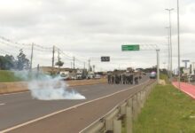 Photo of Policiais usam bombas de gás para dispersar manifestantes no Trevo Cataratas, em Cascavel