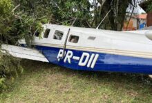 Photo of Avião monomotor com cinco tripulantes falha durante pouso e bate contra árvores em SC
