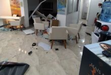 Photo of Carro invade imobiliária no Centro de Passo Fundo