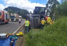 Photo of Caminhão carregado de farelo de milho tomba na SC-157