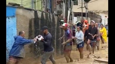 Photo of Moradores fazem corrente humana para resgatar bebê e criança