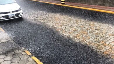 Photo of Internautas relatam “chuva negra” em Brusque após incêndio em galpão da Fischer