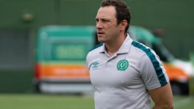 Photo of Bruno Pivetti cai após derrota em Itajaí