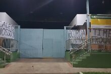 Photo of COBRANÇA DA TORCIDA DO Concórdia: fachada do Estádio anoitece com faixas