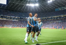 Photo of SEGUE O LÍDER: Na estreia de Suárez no GreNal, Vina e Carballo marcam, e Grêmio vence clássico
