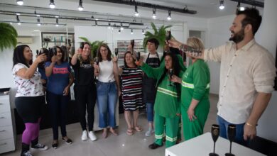 Photo of Mulheres vão a um salão de beleza pela primeira vez em ação da Prefeitura com parceiros e voluntários