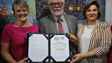 Photo of Deputada Luciane Carminatti é condecorada com Diploma de Mérito Educacional