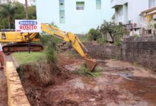 Photo of Prefeitura iniciou limpeza do rio dos Queimados nesta terça, 18