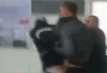 Photo of VÍDEO: Homem entra em sessão da Câmara e agride com cinto, no Sul de SC
